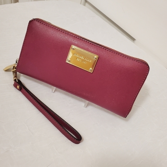 Michael Kors Leather Zip close Wallet/Wristlet - Picture 1 of 11